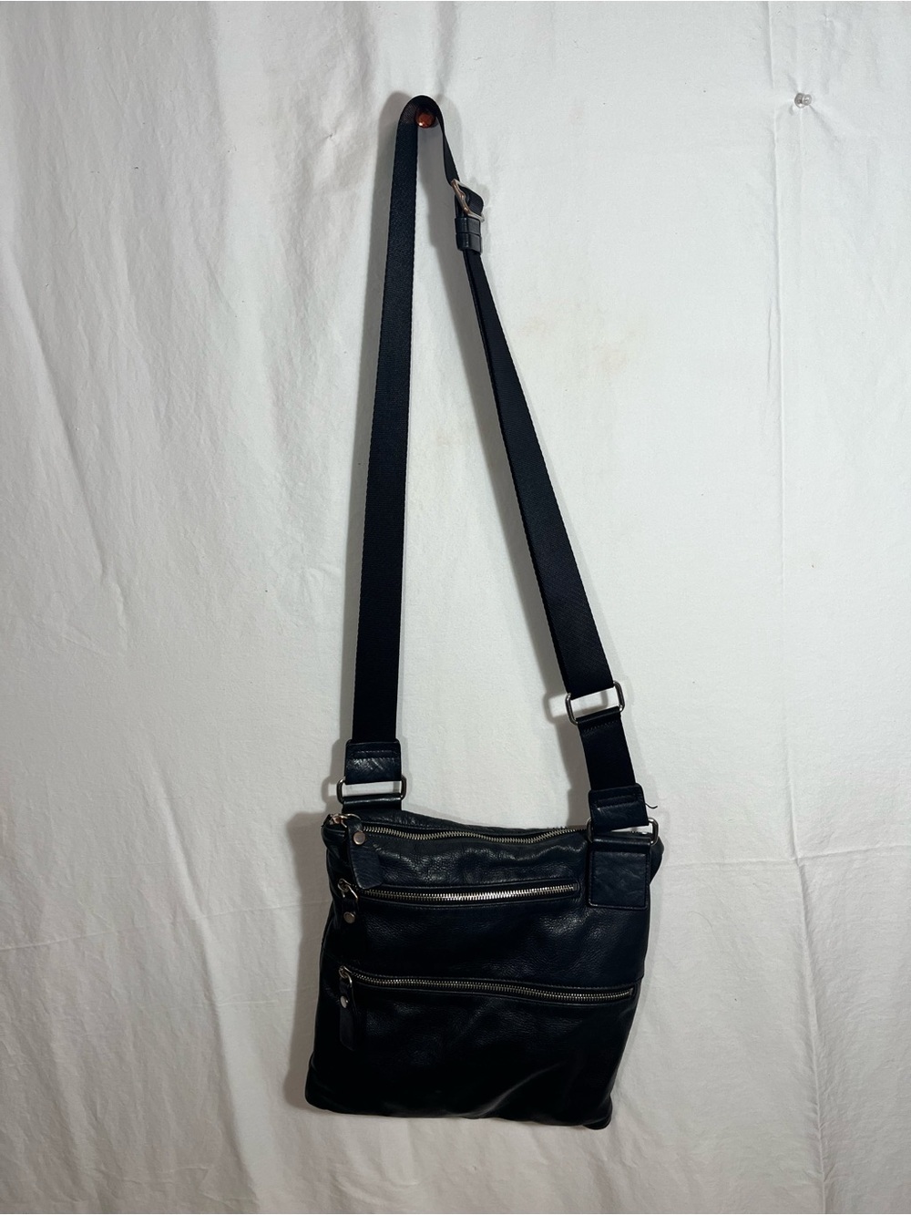 Women’s Margot Crossbody Bag black leather, zipper pockets, adjustable strap